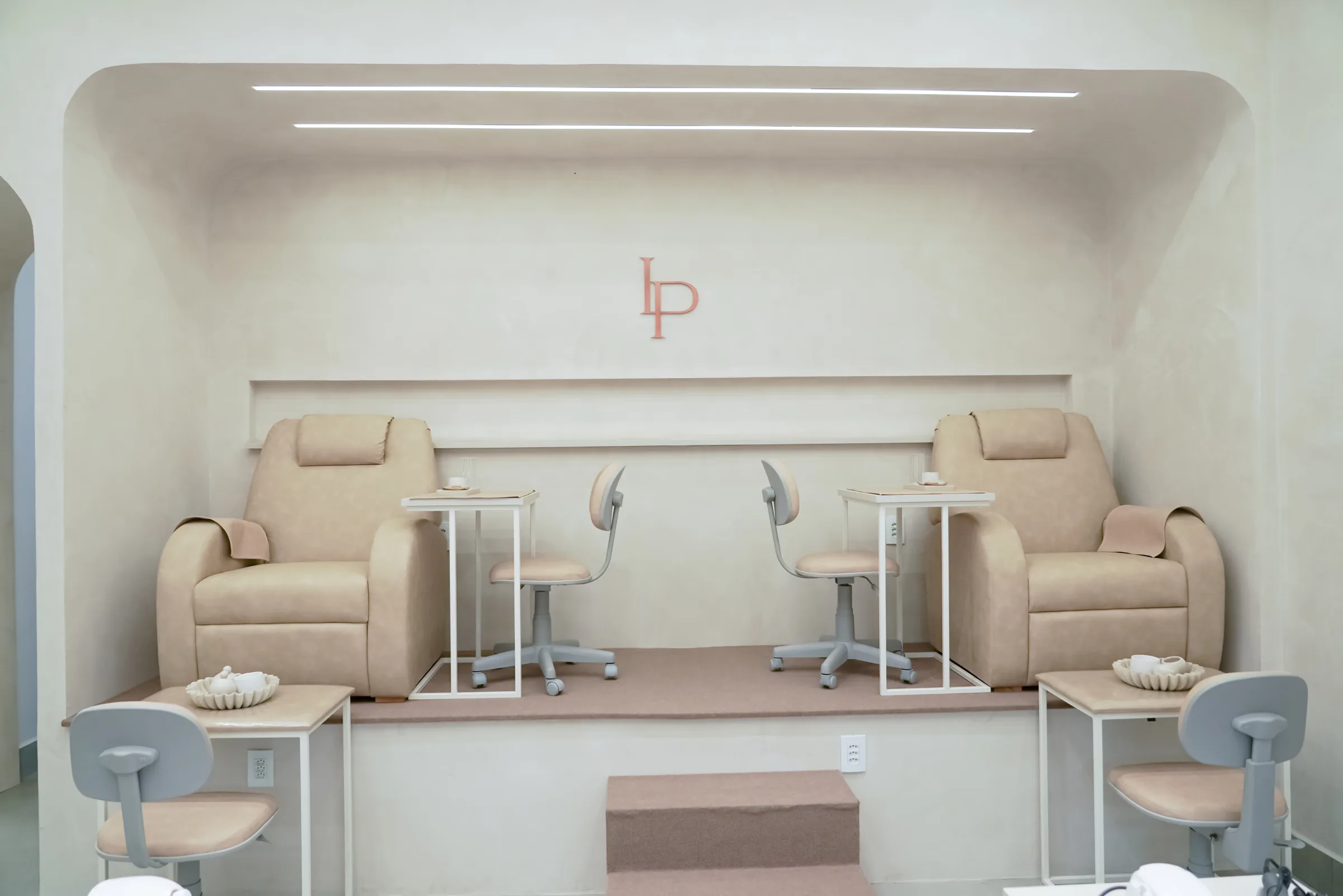 Sala de spa dos pés da LePolli com poltronas reclináveis simétricas