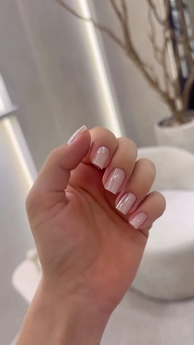 Unhas quadradas com efeito pérola