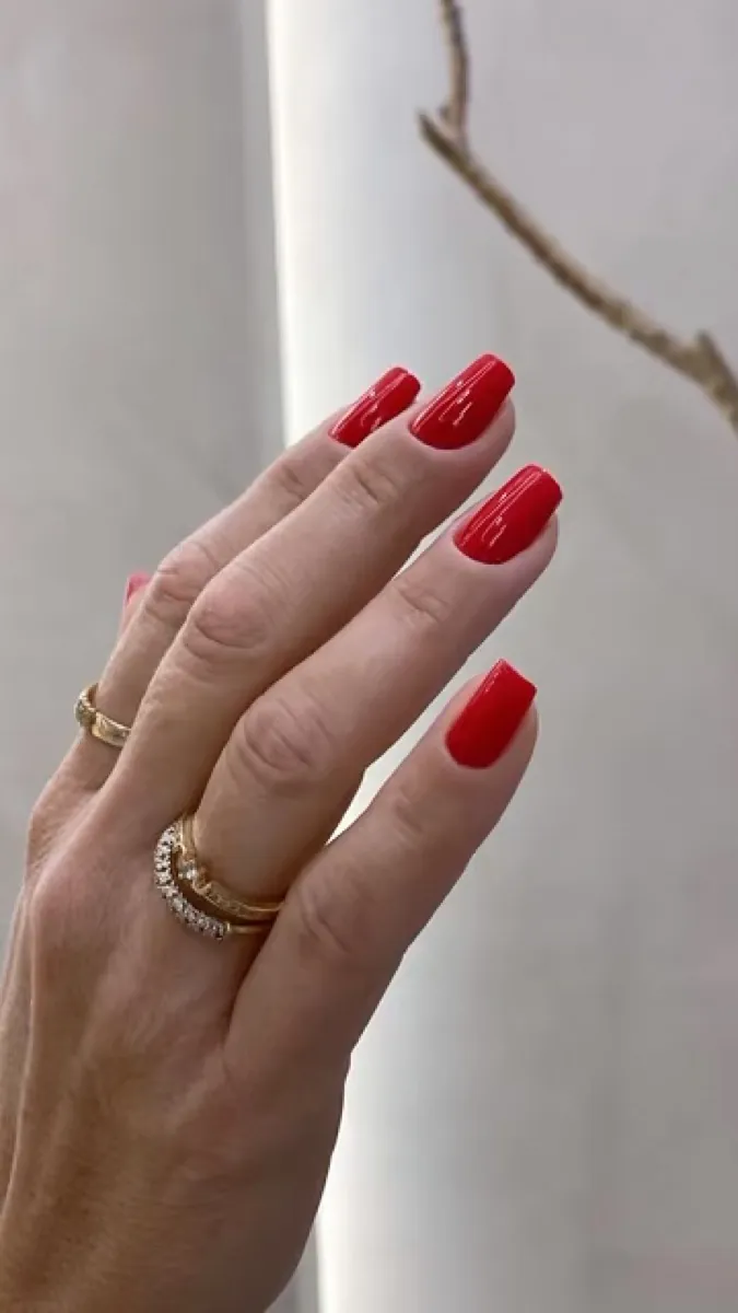 Unhas quadradas vermelhas